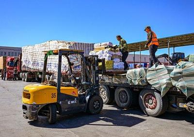 二连浩特口岸 进出口物流园区的繁忙景象