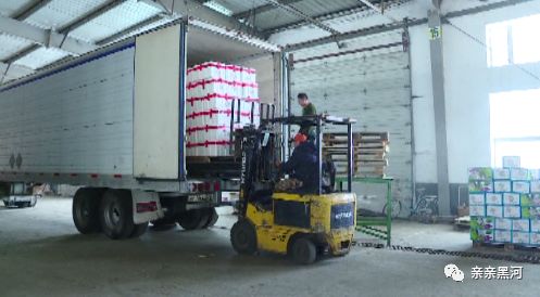 黑河口岸货检现场 抢运货物，为节前贸易冲刺